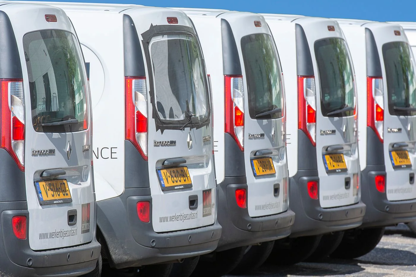 Witte bestelwagens naast elkaar op een parkeerplaats