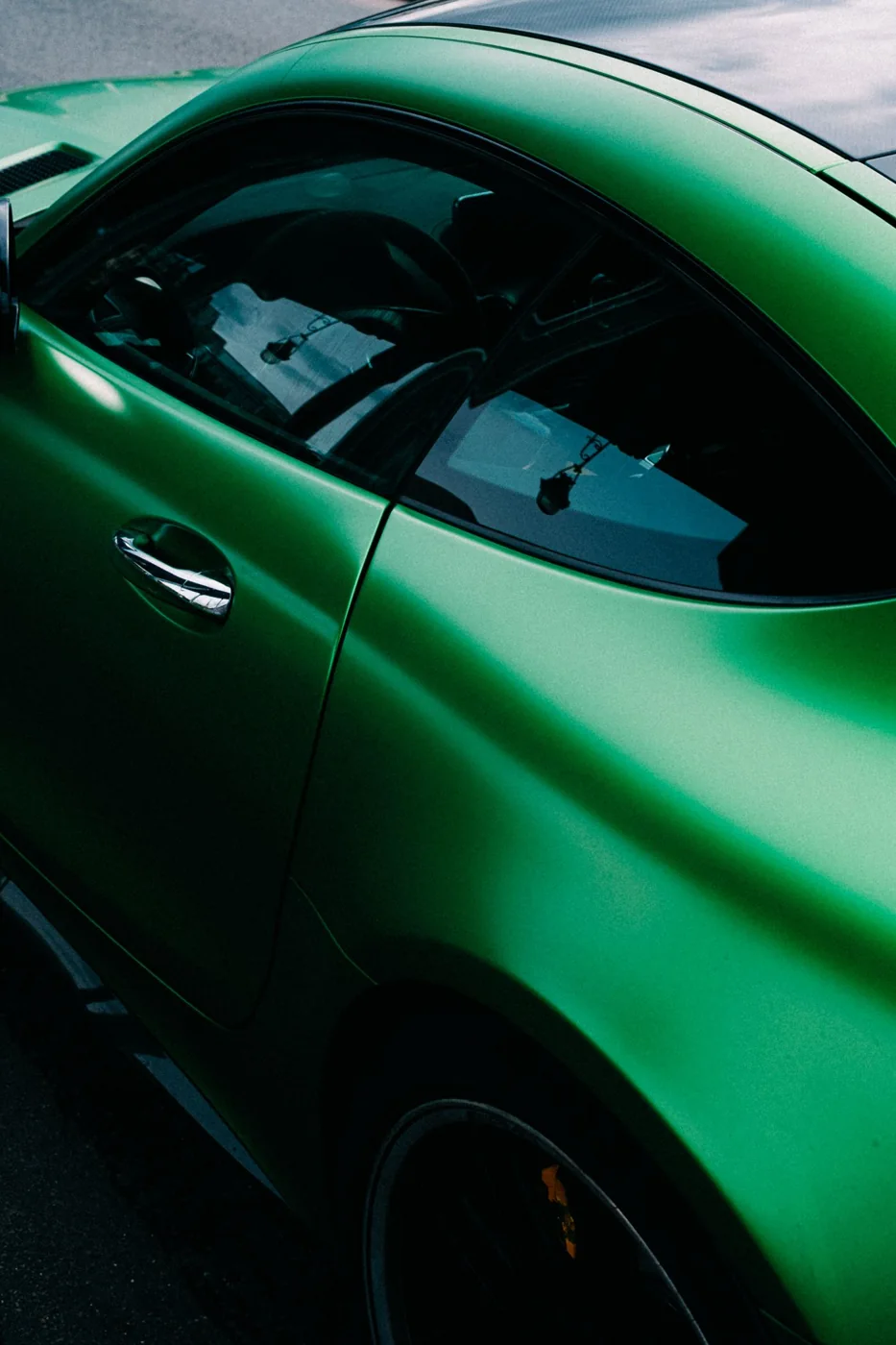 Chromen accent op groene carrosserie