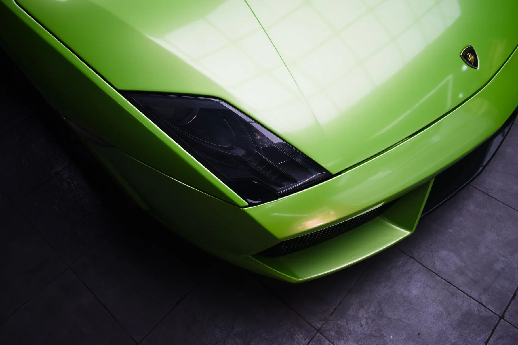 Felgroene carrosserie en koplamp in close-up