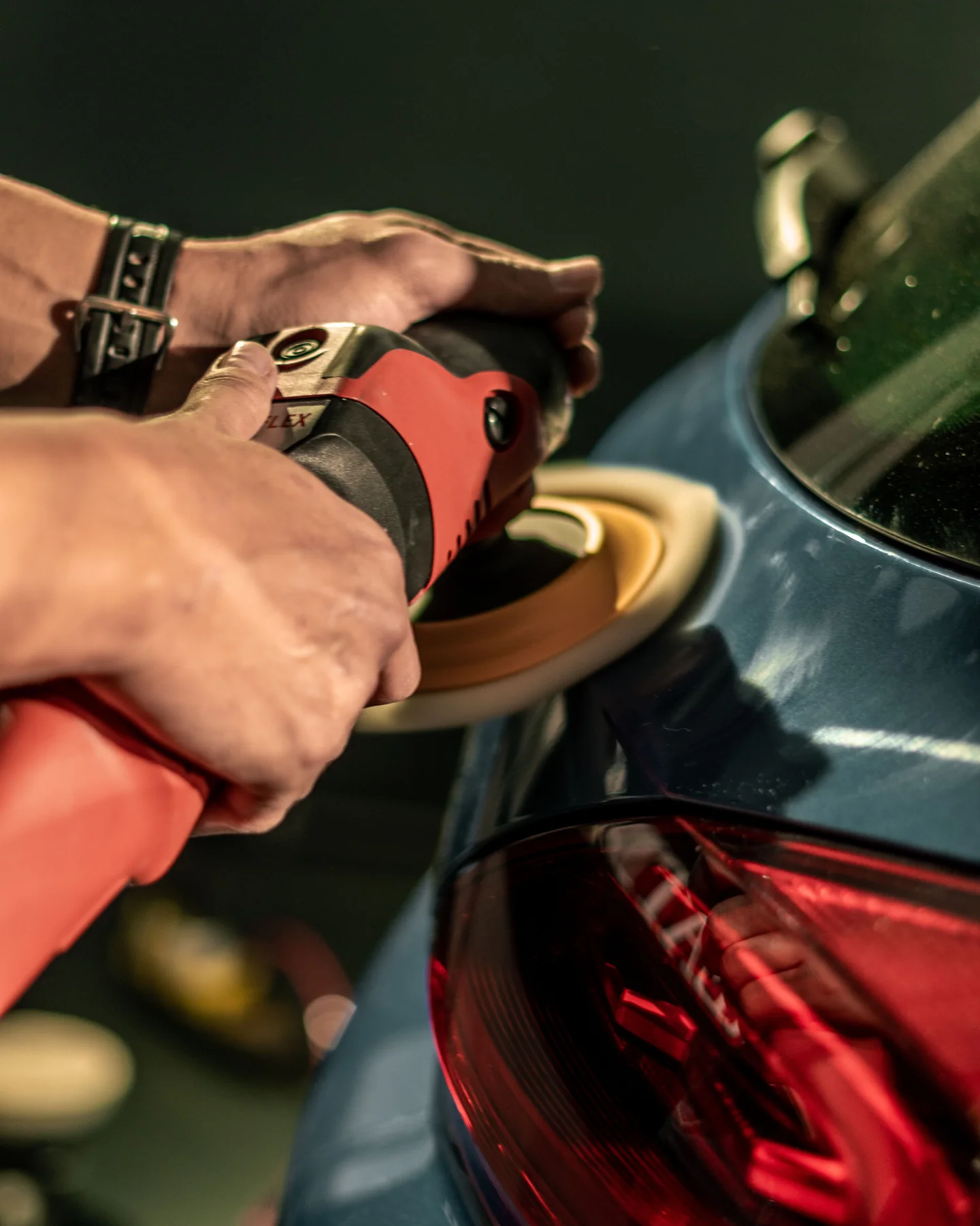 Polijstmachine bij het voorbereiden van een carrosseriepaneel