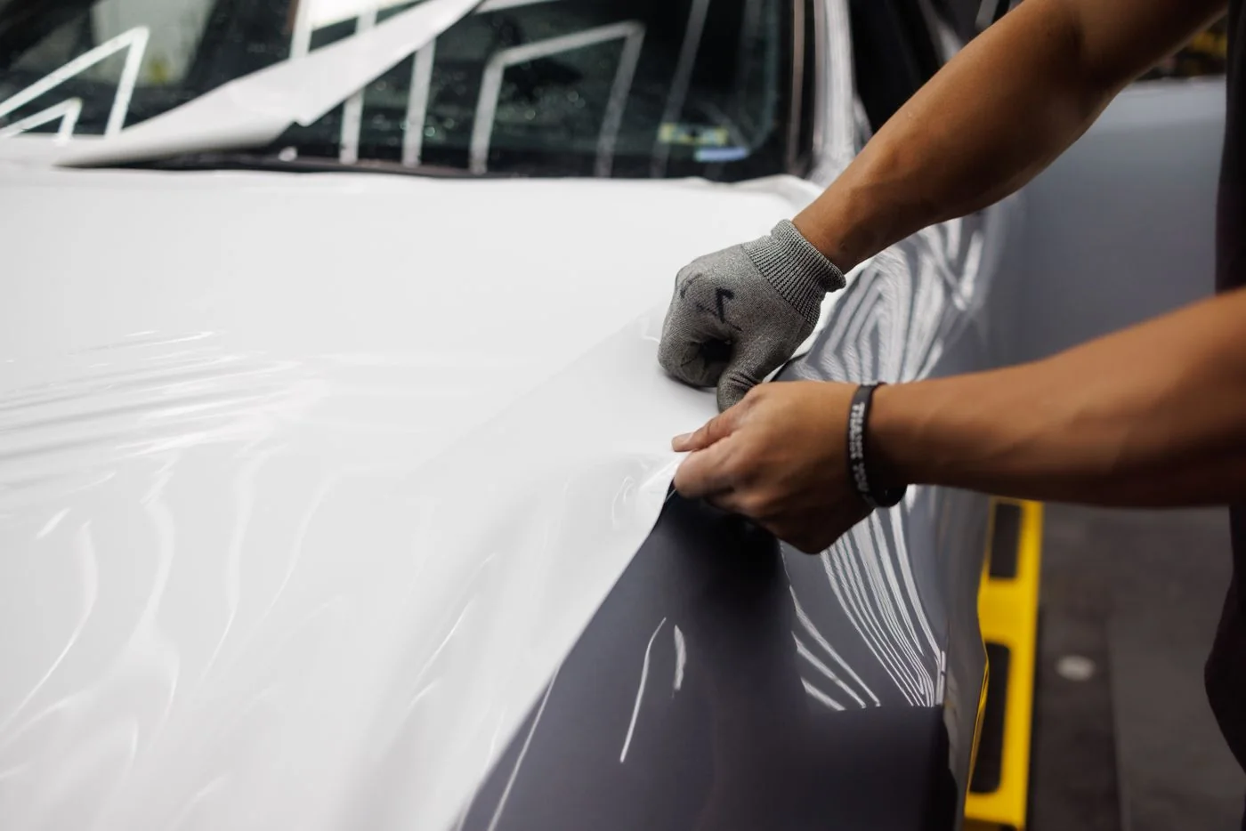 Folie wordt over een carrosseriepaneel gespannen